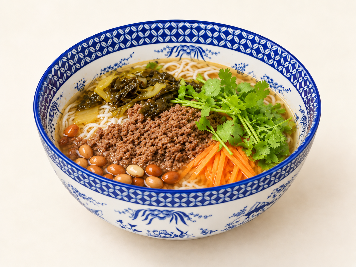 Reisnudelsuppe mit Rinderhackfleisch und eingelegtem Senfkohl