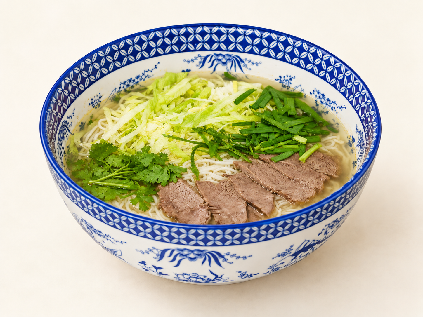 Reisnudeln mit Rindfleisch in klarer Brühe
